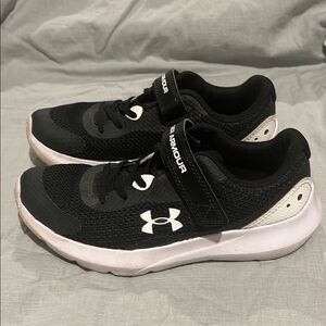 Under Armour Kids Black and White Sneakers size 3Y
